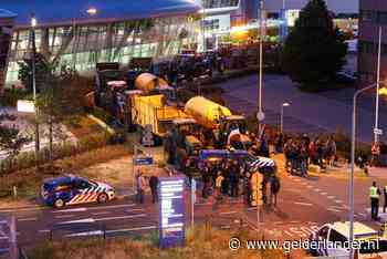 Twee verdachten opgepakt na boerenprotest bij Eindhoven Airport: jongen (17) reed met trekker in op marechaussee