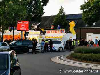 Grote politiemacht ontruimt kermisterrein Zevenaar na meerdere opstootjes