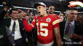 Chiefs, Mahomes agree to 10-year extension, richest contract in sports history