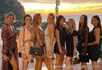 06.07 11:58 - FOTO ZOOM - Lady Politano a Capri con le sue amiche - Napoli Magazine