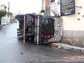 Caminhão tomba e interdita rua no centro de Santana do Ipanema - Alagoas 24 Horas