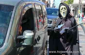 Em Formiga, 'morte' distribui máscaras a moradores em ação de prevenção à Covid-19 - Hoje em Dia