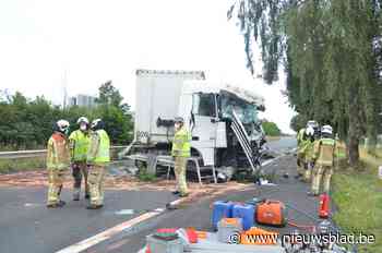 Spectaculaire klap op N60: vrachtwagen gaat door middenberm en ramt aanhangwagen - Het Nieuwsblad
