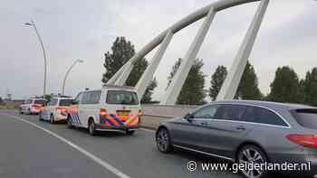 Politie haalt ‘stikstofstrijder’ Vollenbroek thuis in Nijmegen op om boeren te ontmoeten bij bioscoop Pathé