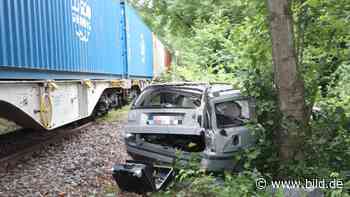 Lüneburger Heide: Autofahrer überlebt Crash mit 88-Tonnen-Lok! - BILD