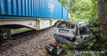 Güterzug nach Hamburg räumt Auto von den Gleisen - Fahrer hat einen Schutzengel - FOCUS Online
