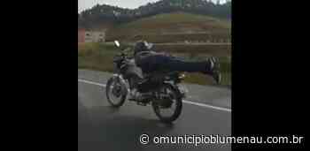 VÍDEO: Motociclista é flagrado pilotando deitado na BR-470, em Blumenau - O Município Blumenau