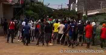 Llamativa protesta de migrantes haitianos y africanos varados en Necoclí, Antioquia - Noticias Caracol