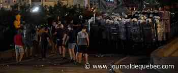 Virus: incidents lors d’une manifestation devant le Parlement à Belgrade