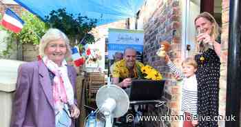 Man with stage 4 bowel cancer completes 'Tour de France' in his back yard