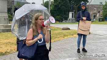 Parents call on Ontario government to ensure full-time learning in school this fall