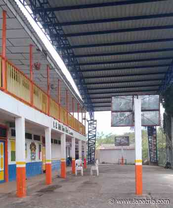 Ahora sí, listo el techo para patio de colegio veredal en Neira (Caldas) - La Patria.com