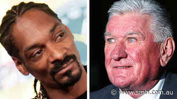 'He looked at me like I was some boofhead': The face-off between Ray Warren and Snoop Dogg on Qantas flight