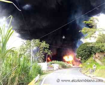 Tractocamión se volcó e incineró en vía Cisneros-Puerto Berrío - El Colombiano