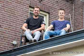 Hein en Niek zitten elf dagen lang op het dak van dit café: ‘Als we maar niet gaan slaapwandelen’