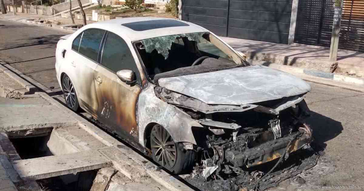 Video: incendiaron un auto en plena calle en Godoy Cruz con una molotov - Los Andes (Mendoza)