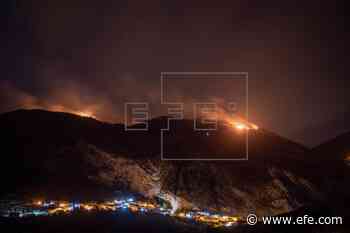 El viento dificulta el control del incendio forestal de Quesada, aún activo - Agencia EFE