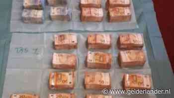 Politie vindt bijna 2,4 miljoen aan cash in Amsterdams huis