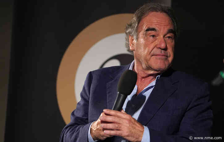 Oliver Stone says Hollywood has gone “mad”: “It’s like an ‘Alice in Wonderland’ tea party”