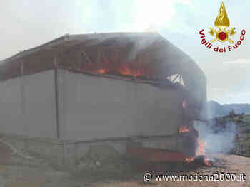 Vigili del fuoco impegnati nell'incendio di un fienile a Pavullo - Modena 2000