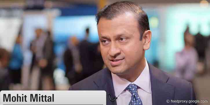 An award-winning PIMCO fund manager who's crushed 99% of his peers for years told us the 2 trades he's making to stay ahead — and shared his key to credit investing today