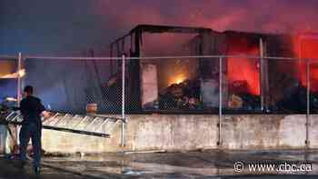 5 Toronto police officers suspended as tow truck corruption probe widens