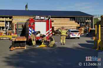 Persoon vast in freesmachine bij houtbedrijf in Ede