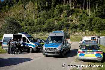 Politie kamt grotten en bunkers uit op zoek naar ‘Woud-Rambo’: ‘Hij kan hier langer overleven’