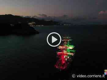 Nel mare di Taormina il commovente omaggio dell'Amerigo Vespucci al maestro Morricone - Corriere TV