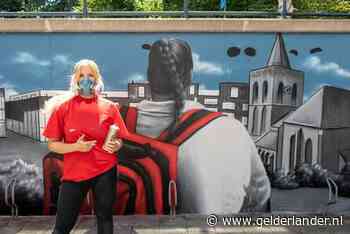 Meekijken over de schouder van het Rode Kruis op nieuwe Edese muurschildering