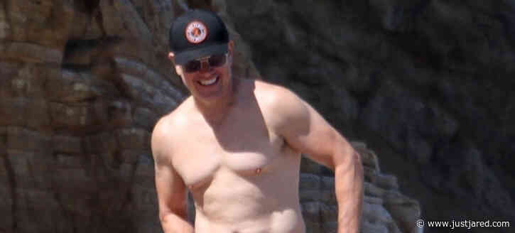 Matt Damon Puts His Shirtless Body on Display at the Beach!