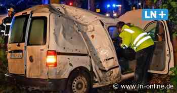Auto knallt gegen Baum und Mauer bei Lensahn – Fahrer verletzt - Lübecker Nachrichten