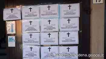 Modena, Sassuolo e Carpi: «Morta di fame aspettando novità» Necrologi all’entrata delle sedi Inps - La Gazzetta di Modena