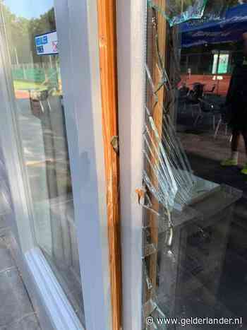 Inbraak bij tennisvereniging Wageningen, drie mannen met beeldschermen onder de arm gezien