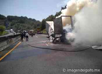 Se quema trailer en libramiento Xalapa-Perote - Imagen del Golfo