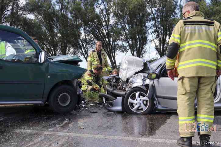 Vier gewonden bij frontale aanrijding op de Valkseweg in Barneveld