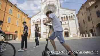 Monopattini, da domani a Modena scatta la “linea dura”: controlli e sanzioni salate - La Gazzetta di Modena