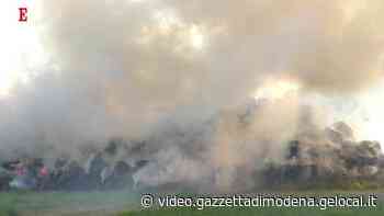 Modena, l'incendio di 300 rotoballe in un'azienda a Portile - Gazzetta di Modena