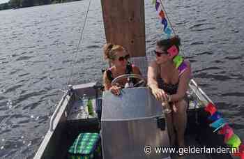 Borreltijd? Henriëtte en Maayke varen met hun bootje naar je toe met hun rode bubbelwijn