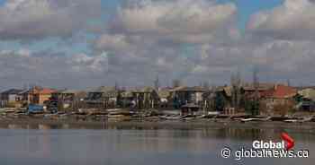 Chestermere, Alta., sets beach limits following overcrowding amid COVID-19