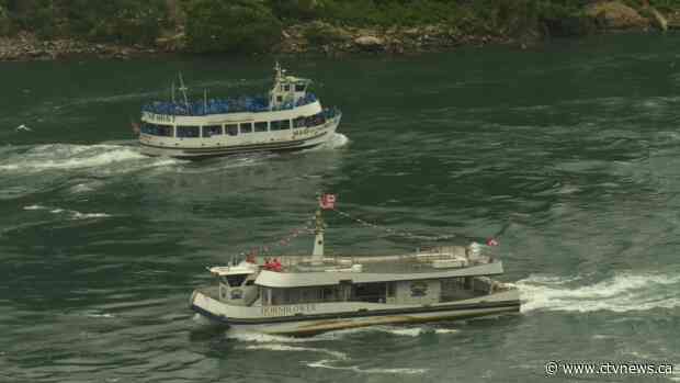 Canadian, American tour boats at Niagara Falls become symbol of COVID-19 contrast