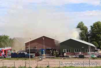 Brand in bedrijfsloods Kesteren ontstond op zolder, vuur onder controle