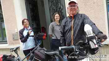 Un couple flamand de passage à vélo à Arras sur les traces de D'Artagnan - La Voix du Nord