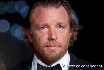 Rijverbod voor Guy Ritchie na sms’en achter het stuur