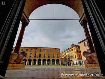 Sulla Ghirlandina a scoprire piazza Grande anche dall'alto - Modena 2000