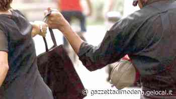 Modena, ragazze 18enni rapinate col coltello in centro - La Gazzetta di Modena