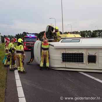 Camper op zijkant door ongeluk op A2 bij Geldermalsen