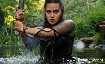 Tiener Nimue met een magisch zwaard in Cursed