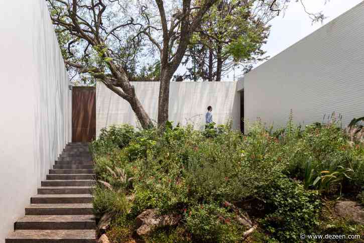 White brickwork encloses gardens of Mexican house by Manuel Cervantes Estudio