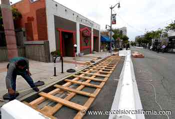 SAN PEDRO: Acondicionan mesas para restaurantes en la calle - Excelsior